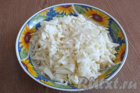 Вначале приготовим начинку для фарширования блинов, для этого нарежьте капусту тонкой соломкой.