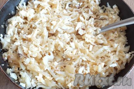 Перемешайте капусту с яйцами, отрегулируйте количество соли по вкусу и начинка для фарширования блинов готова, отставьте в сторону до полного охлаждения.