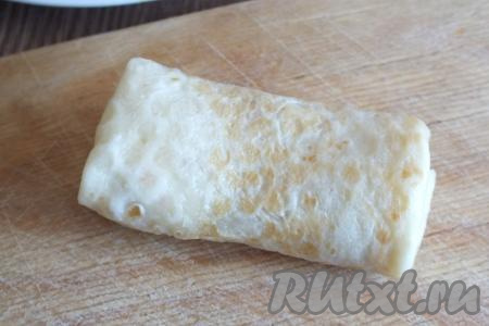 Блин, фаршированный капустой и яйцами, готов. Аналогично сформируйте все блинчики.