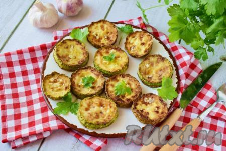 Кабачки, жареные кружочками, с чесноком