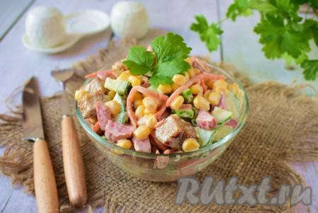Салат с морковью по-корейски, колбасой и кукурузой