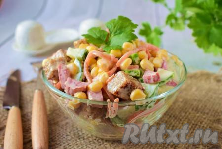 Салат с морковью по-корейски, свежим огурцом, колбасой, сухариками и кукурузой получается очень аппетитным, вкусным и достаточно сытным. Это яркое блюдо можно подать не только к повседневному, но и к праздничному столу!