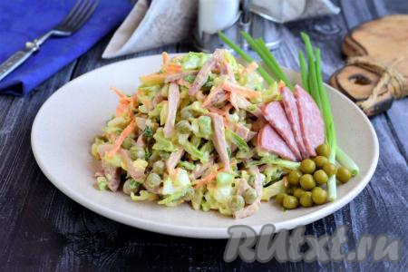 Салат из капусты с колбасой и горошком