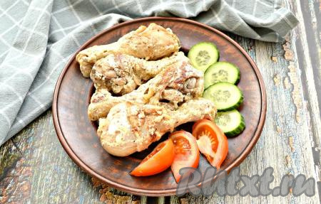 Вкусные, нежные, сочные куриные ножки в сметане достать из мультиварки и подать горячими к столу, дополнив гарниром или свежими овощами. Это простое блюдо прекрасно впишется в повседневное меню, попробуйте!
