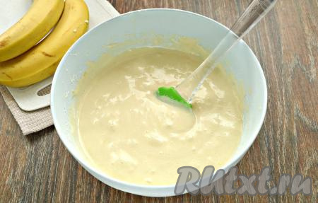 Сменить миксер на силиконовую лопаточку (или ложку). Аккуратно вмешать муку в воздушную массу, перекладывая тесто с помощью лопаточки (или ложки) движениями снизу вверх. Через пару минут получается нежное, в меру густое, тягучее по консистенции бисквитное тесто.