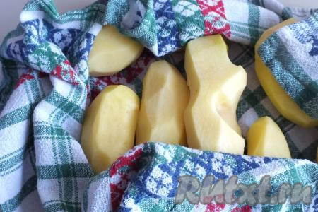 Хорошо просушите картофель полотенцем.