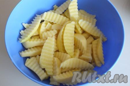 Переложите нарезанный картофель в объёмную миску.