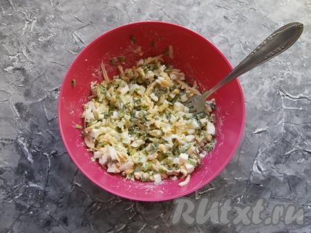 Салат посолить и поперчить по вкусу, перемешать.