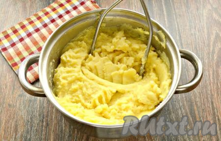 Размять картошку с маслом и молоком с помощью толкушки. Картофельное пюре должно получиться однородным, воздушным.