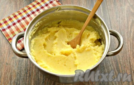Картофельное пюре с сыром получается воздушным, нежным.