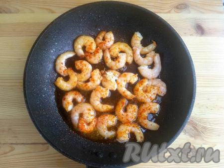 В сковороду  с королевскими креветками влить соевый соус и лимонный сок, довести до кипения и снять с огня.