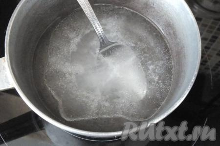 Влейте масло и уксус в кипящую воду, проварите на умеренном огне 2 минуты и снимите с огня.