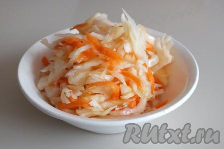 По истечении времени капуста, маринованная с яблоками, будет готова. 