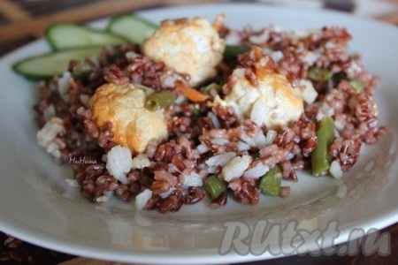 Для домашнего варианта обеда соедините оба риса и фрикадельки с овощами, перемешайте их и разложите по порциям.