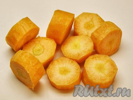 Морковь хорошо моем, очищаем и нарезаем крупными кусочками.