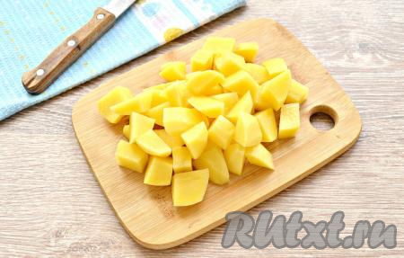 Влить в кастрюлю 1,5 литра воды, поставить на огонь, посолить по вкусу. Морковь, картофель и половину луковицы очистить. Когда вода закипит, выложить в кастрюлю нарезанный на средние кубики картофель, дать закипеть, а затем, убавив огонь, варить до полуготовности (минут 7).