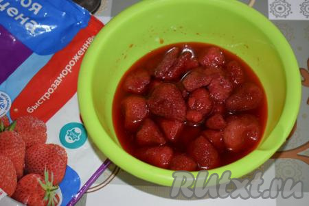 Замороженную клубнику перекладываем в миску и даём ей оттаять. Нарезаем оттаявшие ягоды клубники на, примерно, равные кусочки.