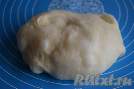 Выкладываем тесто на рабочую поверхность и разделяем на 2 равных кусочка, из этого количества ингредиентов мы будем готовить 2 постных сладких рулета. Посмотрите, какое тесто получается, оно воздушное, покрыто крупными пузырьками воздуха, при работе с ним оно "пищит" и "пыхтит", что говорит о его нежности.