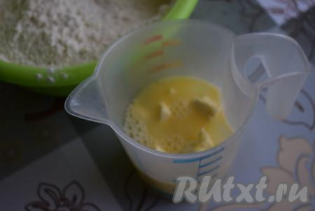 Отмеряем нужное количество воды, нарезаем растительный спред в воду. Отправляем смесь воды и спреда в микроволновку на 1-1,5 минуты (до растворения спреда).