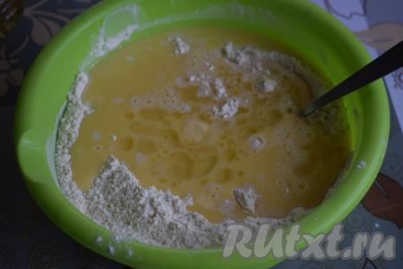Даём смеси спреда и воды остыть, примерно, до 40 градусов и выливаем к мучной смеси. Добавляем растительное масло и при помощи ложки начинаем замешивать постное тесто для рулета.