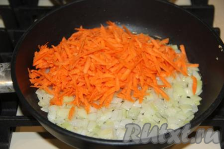 На сковороду к обжаренному луку выложить натёртую морковь.