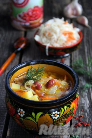 Подать вкусные, аппетитные щи, приготовленные с квашеной капустой и консервированной фасолью, к столу. Блюдо получается отличным, оно хорошо насыщает и вносит приятное разнообразие в повседневное меню, попробуйте!​​​​​​​