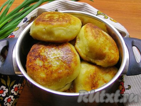 Готовые зразы перекладываем к глубокую кастрюлю, накрываем крышкой и даём постоять на медленном огне минут 10-15. Подаём аппетитные и сочные картофельные зразы с мясным фаршем либо в горячем виде с салатом или свежими овощами, либо остывшими к чаю или кофе.