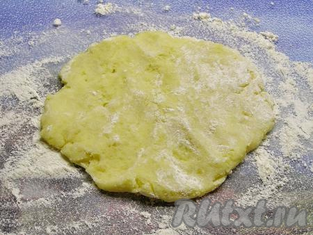 Разделяем плотное картофельное пюре на желаемое количество порций (у меня получилось 10 штук). Каждую часть пюре тонко раскатываем на доске, присыпав её мукой.