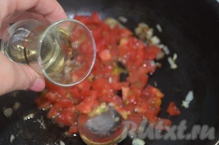 Помидор очистить от кожицы, порезать мелкими кубиками. Вместе с вином (или узо) добавить помидор в сковороду. Перемешать, тушить соус до загустения.
