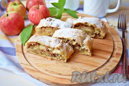 Штрудель с яблоками и орехами из слоёного теста