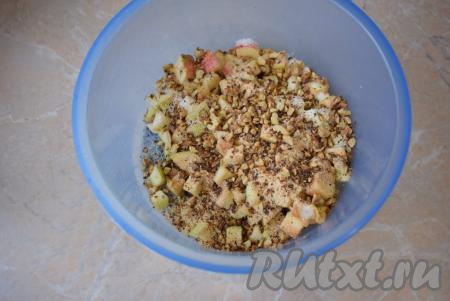 Очищенные орехи порубите ножом и смешайте с яблоками, добавьте корицу, панировочные сухари и сахар, тщательно перемешайте. Панировочные сухари в начинке необходимы для того, чтобы впитывать в себя сок от яблок, который появится в процессе выпечки. Если яблоки кислые, то сахара можно добавить чуть больше.