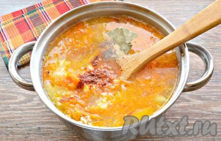 В конце приготовления досолить щи, добавить по вкусу молотые чёрный перец и паприку.