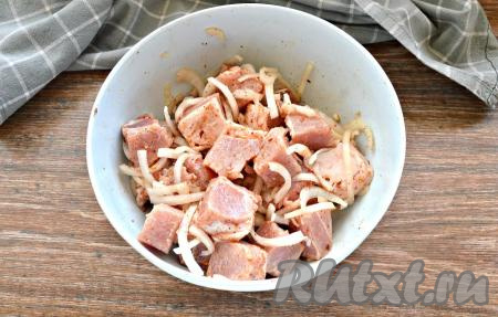 Кусочки свинины перемешать с луком, специями и уксусом. Старайтесь в процессе перемешивания выдавить из лука сок, так как именно он и уксус отвечают за размягчение мяса при мариновании. Поставьте свинину мариноваться в прохладное место, накрыв миску пищевой плёнкой (или крышкой). Минимальное время маринования шашлыка - 1 час.