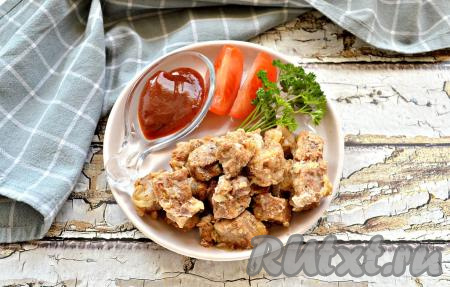 Шашлык из свинины, приготовленный в банке в духовке, получается очень вкусным, мягким и сочным. Его можно подать с овощами, зеленью и любимым соусом.