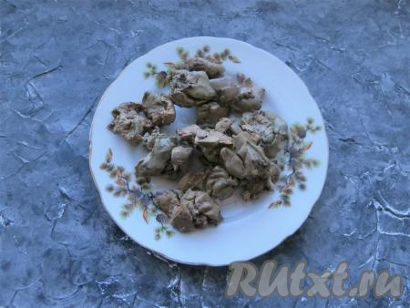 Куриную печень промыть, выложить в кастрюлю, залить водой и отварить в течение 10-15 минут с момента закипания, подсолив воду. Затем, достав из воды, остудить.