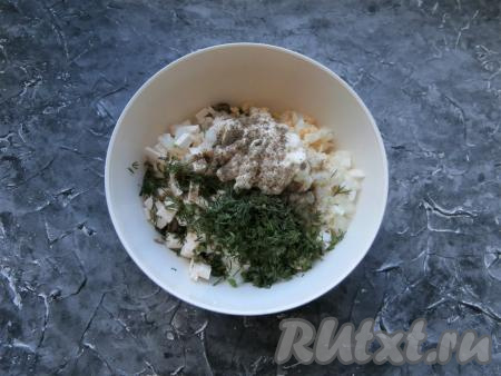 Затем добавить майонез, перец и соль по вкусу.