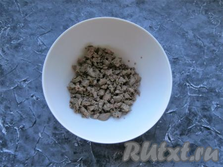 Печёнку нарезать небольшими кусочками в миску.
