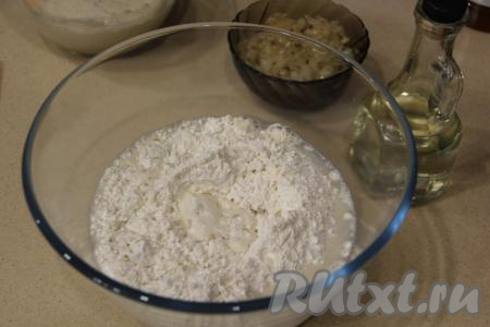Оставшуюся муку всыпать в достаточно объёмную миску, добавить соль, опару и 200 мл тёплой воды (её температура должна быть около 40 градусов).