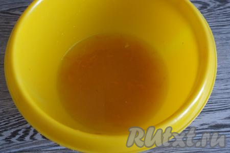Для приготовления пирога можно взять и покупной сок, но выпечка получится более ароматной со свежевыжатым соком. Возьмите 2 апельсина, ошпарьте кипятком и промойте. Снимите цедру с одного апельсина (снимая оранжевый слой с поверхности апельсина, старайтесь не затрагивать расположенный под ним белый слой). Выдавите из апельсинов сок, для этого пирога нам понадобится 100 мл сока. Добавьте к соку цедру и растительное масло, перемешайте.