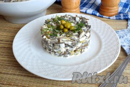 Салат из морской капусты с горошком