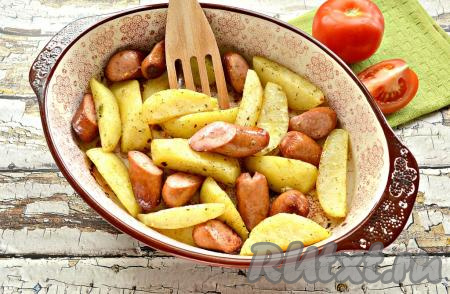 Картошка, запечённая с сосисками в духовке