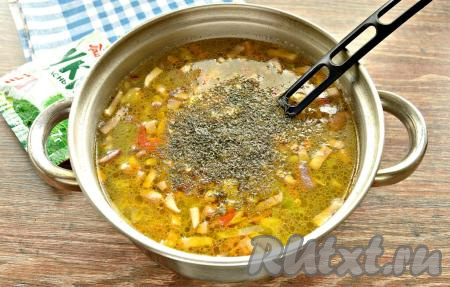 В конце приготовления сдобрить щи молотым чёрным перцем, сушёным (или свежим) укропом, дать закипеть, снять с огня и оставить настояться под крышкой минут на 10.
