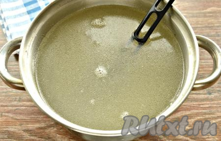 В зависимости от того, какой вид мяса вы используете (говядину, курицу, свинину или индейку), продолжительность варки мяса с момента закипания воды может быть от 35 до 80 минут. У меня на варку свинины ушло около 1 часа 20 минут, вы ориентируетесь на качество мяса (время варки может увеличиться до 2-х часов). Убрать кастрюлю с огня, достать мясо. Когда мясо полностью остынет, мякоть нужно отделить от костей, затем нарезать на одинаковые кусочки и вернуть в кастрюлю. Поставить кастрюлю с бульоном и мясом на огонь, посолить по вкусу.