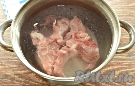 Мясо (я брала свинину) промыть, переложить в кастрюлю, залить 2 литрами воды, поставить на сильный огонь, а после закипания, сняв пену и убавив огонь, варить мясо до готовности.