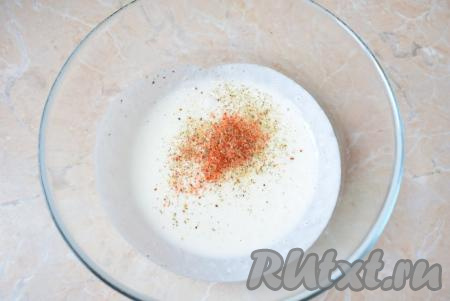 Налейте в чашу к чесноку кефир, добавьте соль и специи по вкусу (в качестве специй можно использовать паприку и молотый чёрный перец), перемешайте получившийся кефирный маринад.