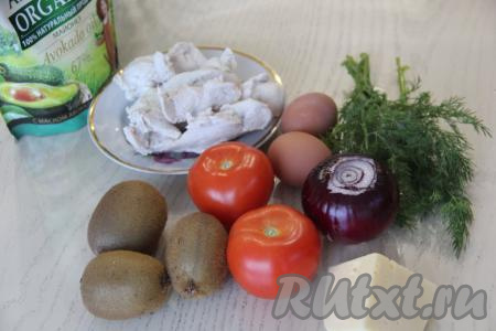 Подготовить продукты. Куриное филе (или мясо, срезанное с любых частей курицы) заранее отварить до готовности (на варку потребуется минут 25-30 с момента закипания воды) и остудить. Яйца отварить в течение минут 8-10 с начала кипения воды, после этого остудить и очистить.