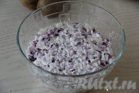 Далее выложить ровным слоем оставшееся куриное мясо, сверху разложить оставшийся лук, разровнять и смазать майонезом.
