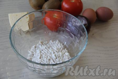 Половину нарезанного куриного мяса выложить на дно салатника, слегка посолить и смазать майонезом.