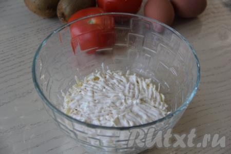 Смазать сырный слой майонезом.