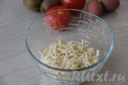 Натёртый сыр равномерно выложить на слой лука.